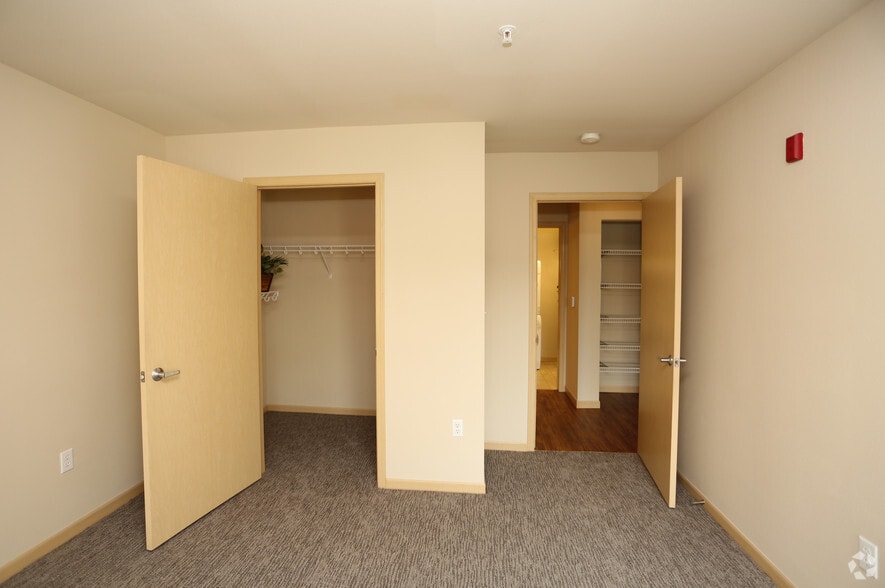 141 Main St, Racine, WI for lease - Interior Photo - Image 3 of 27