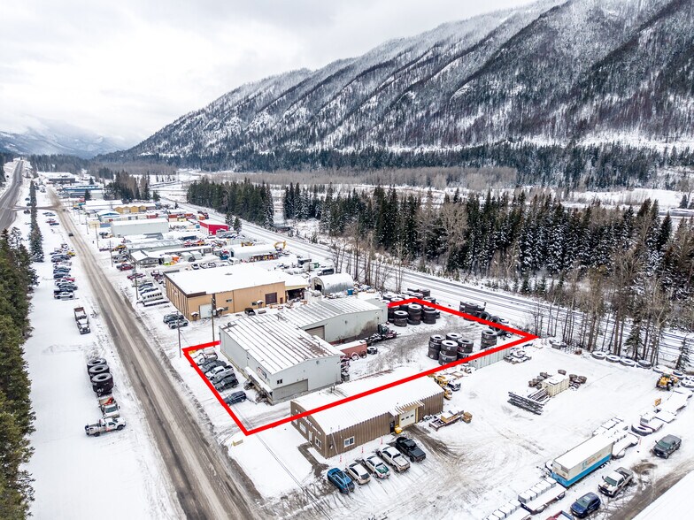 671 Douglas Fir Rd, Sparwood, BC à vendre - Photo du bâtiment - Image 2 de 6