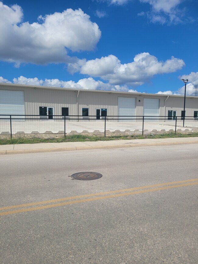 Plus de détails pour 10665 Shaenfield Rd, San Antonio, TX - Local d'activités à louer