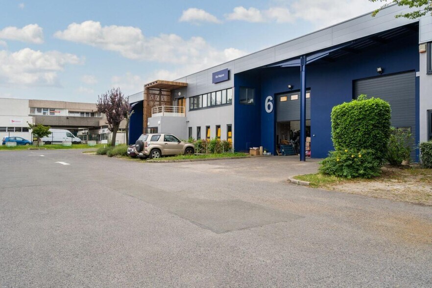 Industrial in SAINT-OUEN-L'AUMONE for lease - Building Photo - Image 1 of 8