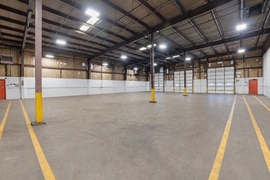 235-255 Cadwell Dr, Springfield, MA for lease - Building Photo - Image 3 of 4