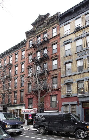249 E 10th St, New York, NY for lease - Primary Photo - Image 1 of 2