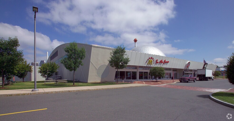 1000 Hall of Fame Ave, Springfield, MA à louer - Photo du bâtiment - Image 3 de 8