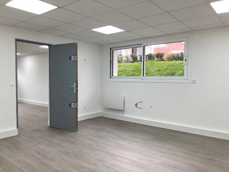 Bureau dans Maisons-Alfort à louer - Photo du bâtiment - Image 3 de 9