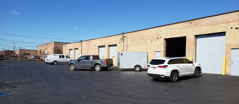 1421-1431 Armour Blvd, Mundelein, IL à louer - Photo du bâtiment - Image 2 de 4