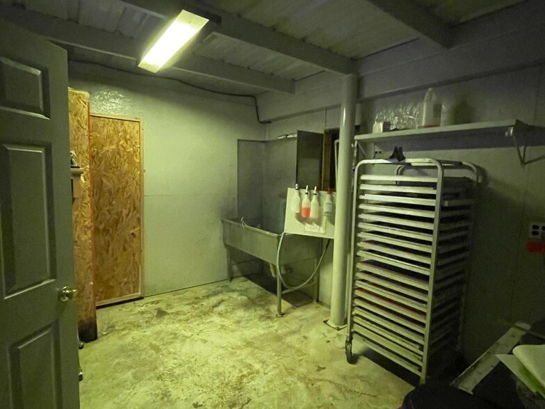 734 FM 2048, Boyd, TX for lease - Interior Photo - Image 2 of 26