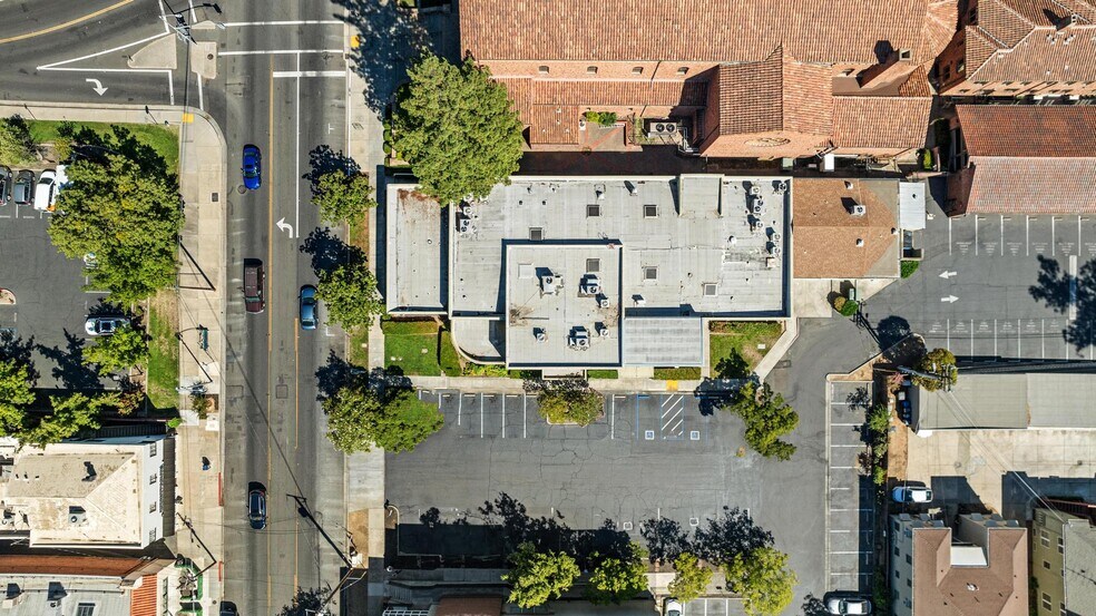 3810 J St, Sacramento, CA à louer - Photo du bâtiment - Image 3 de 12