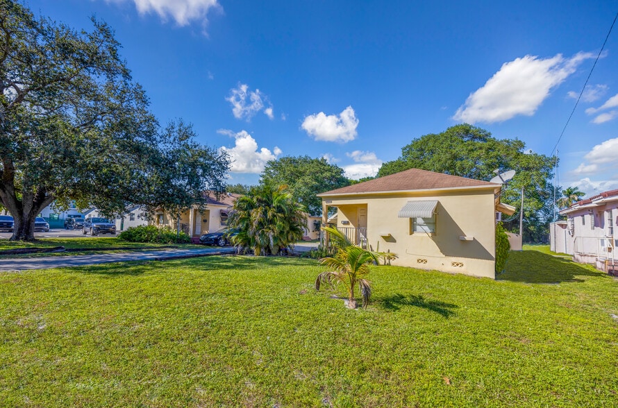 2459 Pierce St, Hollywood, FL for sale - Building Photo - Image 3 of 17