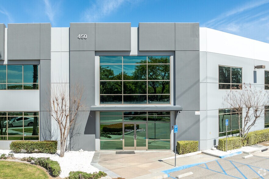 450 Parkcenter Cir N, San Bernardino, CA à louer - Photo du bâtiment - Image 2 de 6
