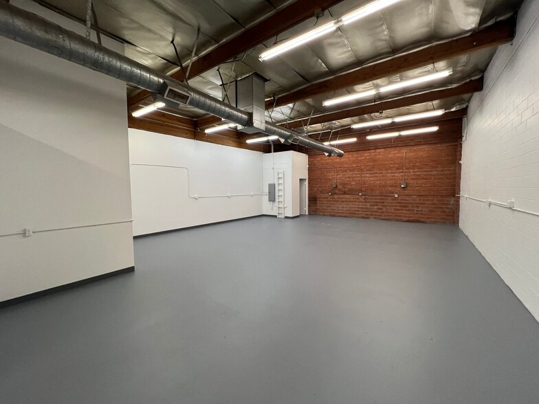 7401 Laurel Canyon Blvd, North Hollywood, CA for lease - Building Photo - Image 2 of 11