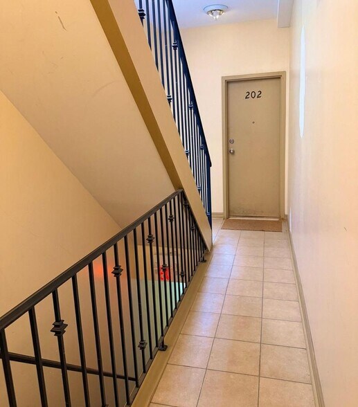 802 Bloor St W, Toronto, ON à vendre - Photo intérieure - Image 2 de 5