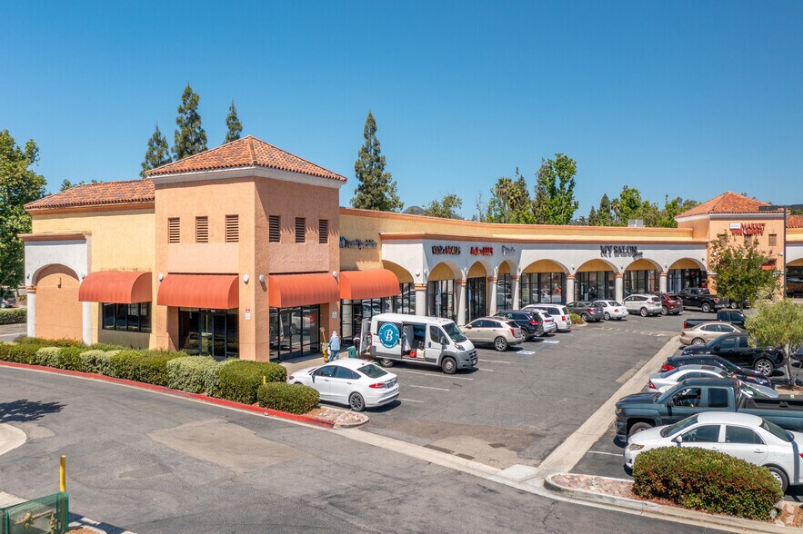 1348-1366 W Valley Pky, Escondido, CA à louer - Photo du bâtiment - Image 1 de 20