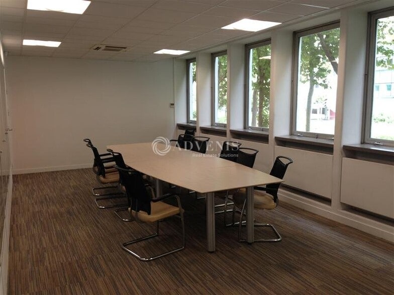 Office in Créteil for lease - Interior Photo - Image 3 of 6