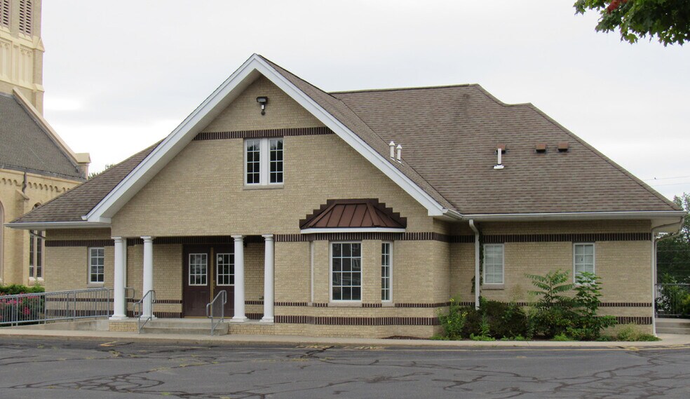 152 Summer St, Plantsville, CT for sale - Primary Photo - Image 2 of 4