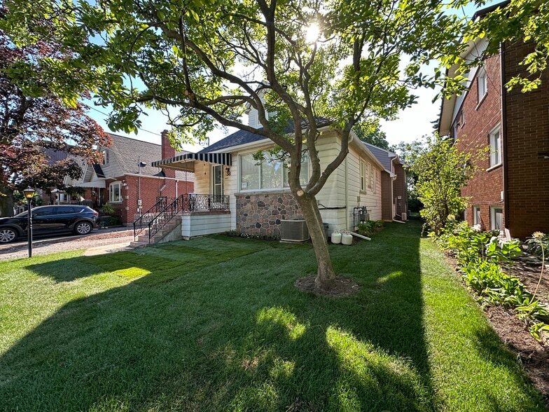 38 Viewpoint Av, Hamilton, ON for sale - Building Photo - Image 3 of 22