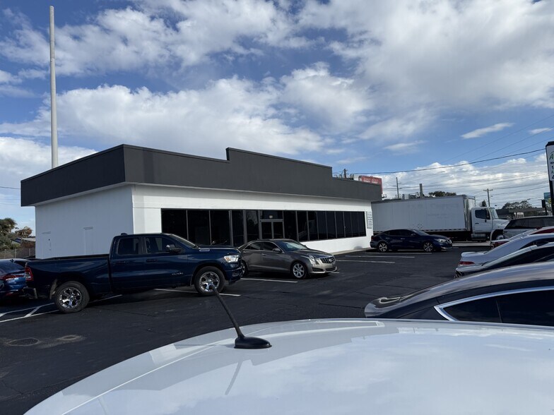 5005 Edgewater Dr, Orlando, FL for sale - Building Photo - Image 2 of 8