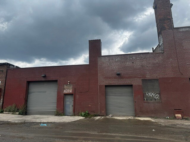 551 Stewart Ave, Brooklyn, NY à louer Photo du bâtiment- Image 1 de 7