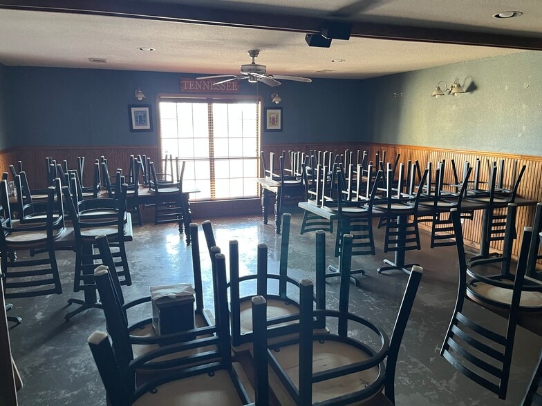 607 4th St NW, Red Bay, AL for sale - Interior Photo - Image 2 of 4