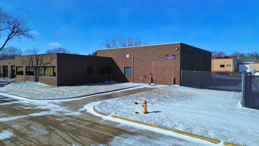 2202 Wolf Way, West Des Moines, IA à louer - Photo du bâtiment - Image 2 de 9