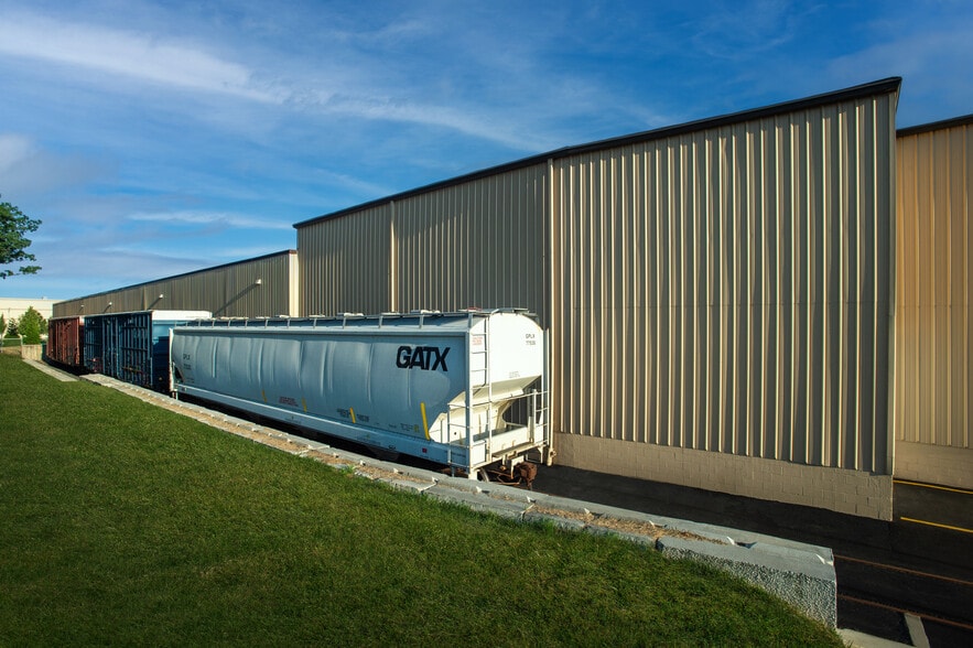 195 Raritan Center Pky, Edison, NJ à louer - Photo du bâtiment - Image 2 de 4