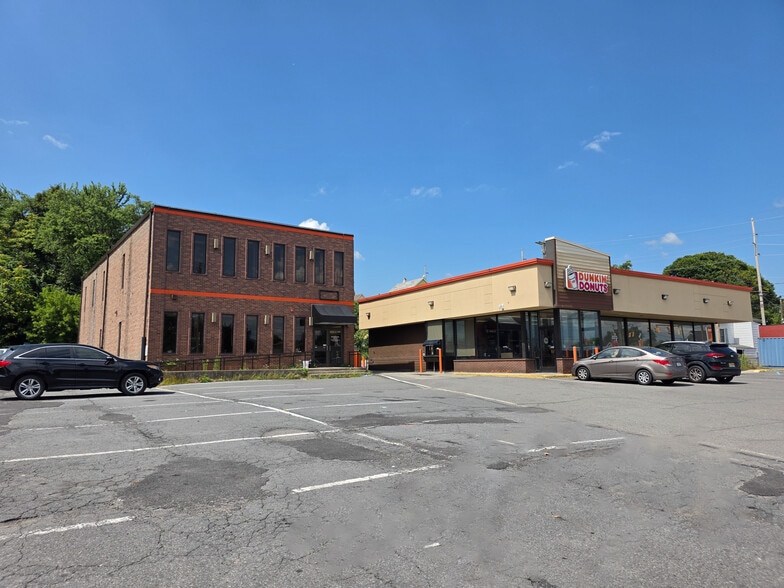 Dunkin' Donuts & Dark Omni Health portfolio of 2 properties for sale on LoopNet.ca - Building Photo - Image 1 of 3