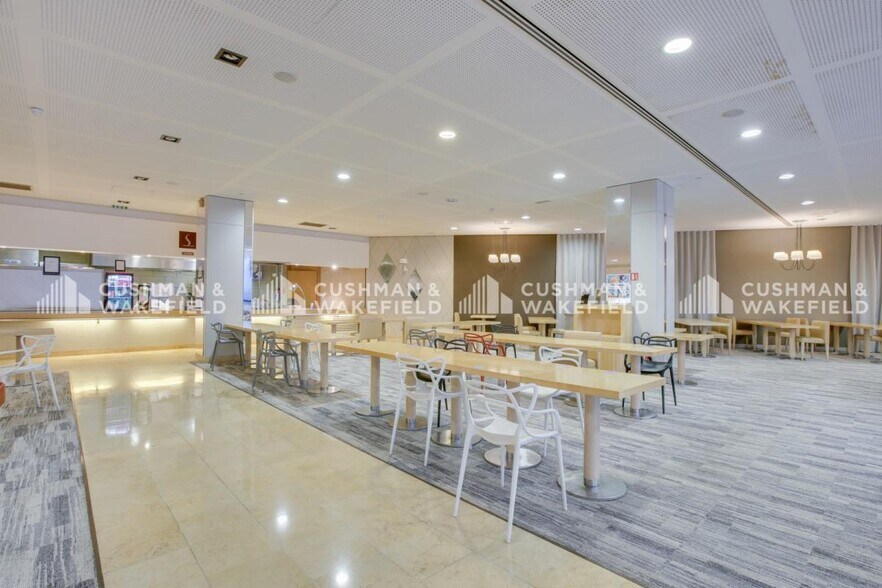 23-27 Rue Delariviere Lefoullon, Puteaux à louer - Photo du bâtiment - Image 3 de 16