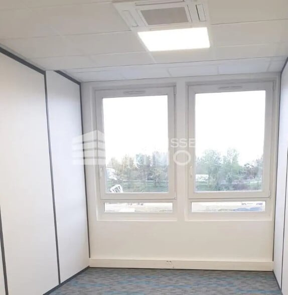 Office in Ris-Orangis for lease - Interior Photo - Image 2 of 4