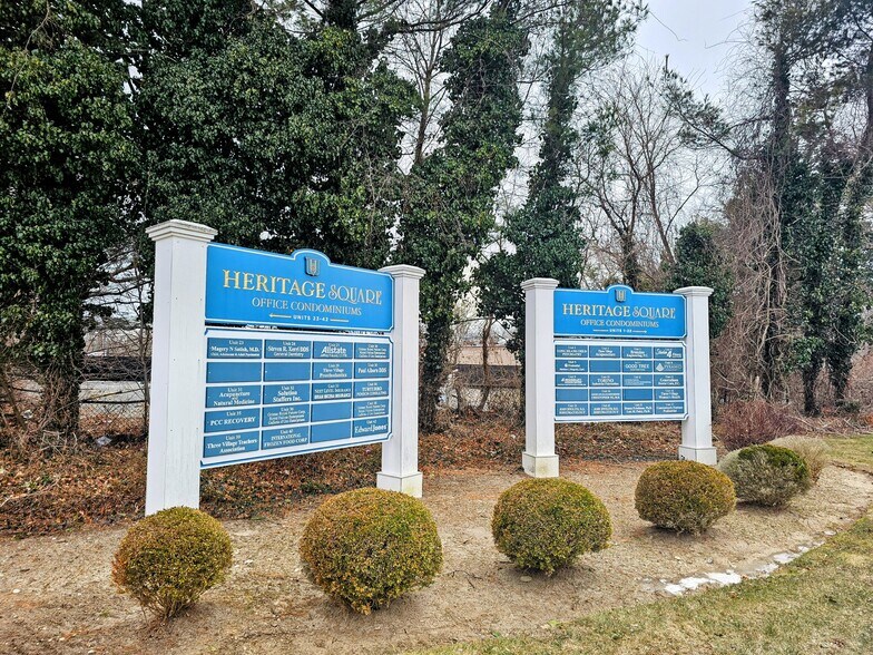 100 S Jersey Ave, East Setauket, NY à vendre - Photo du bâtiment - Image 2 de 21