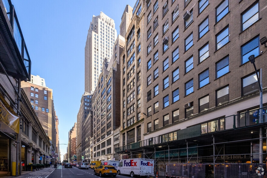 242 W 38th St, New York, NY for lease - Building Photo - Image 2 of 7