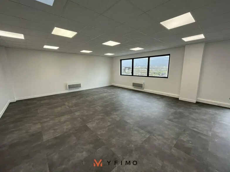 Flex in Aubergenville for lease - Interior Photo - Image 2 of 4