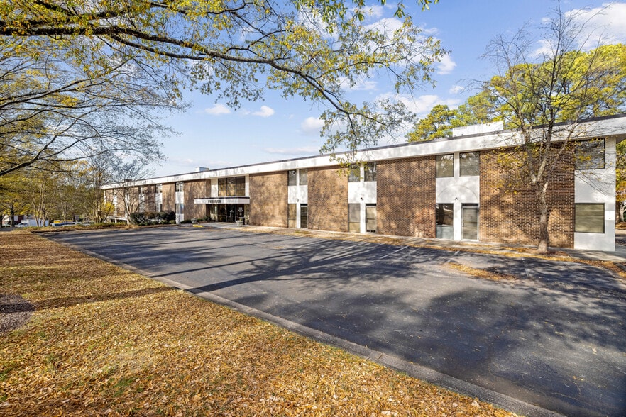 1001 Navaho Dr, Raleigh, NC à louer - Photo du bâtiment - Image 3 de 11