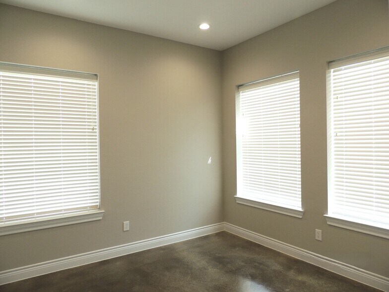 1904 Longmire Rd, Conroe, TX à louer - Photo du bâtiment - Image 2 de 18