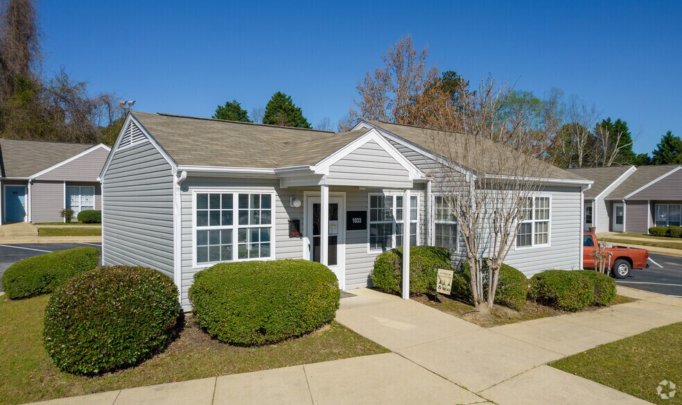 1004 Appamattox Ct, Fayetteville, NC à vendre - Photo du bâtiment - Image 3 de 22