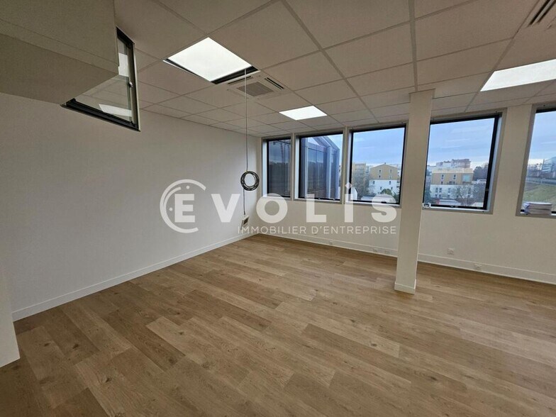 Office in Malakoff for lease - Interior Photo - Image 2 of 8