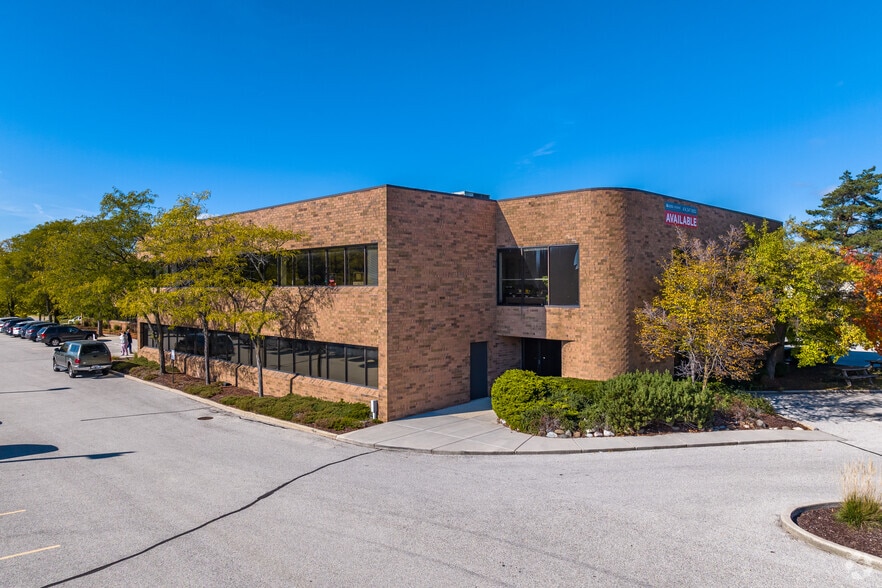 2400 S 102nd St, West Allis, WI à louer - Photo du bâtiment - Image 2 de 29