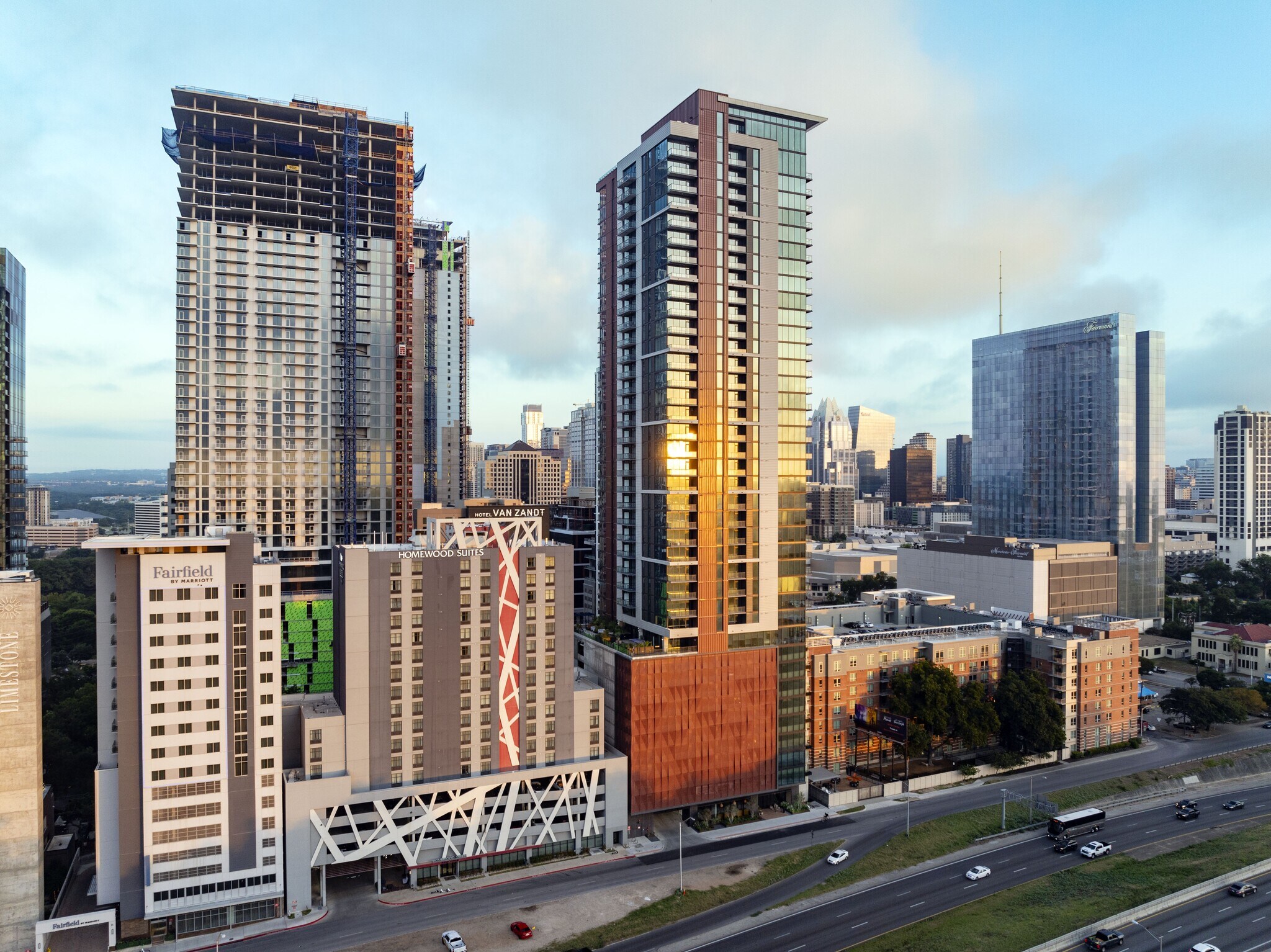 84 East Ave (Vesper) Condo Portfolio portefeuille de 10 propriétés à vendre sur LoopNet.ca Photo principale- Image 1 de 31