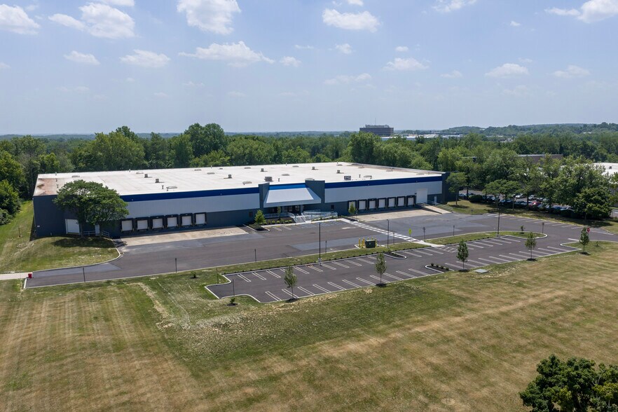 2151 Cabot Blvd W, Langhorne, PA à louer - Photo du bâtiment - Image 2 de 9