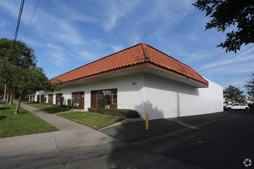 621 S B St, Tustin, CA for lease - Building Photo - Image 3 of 22