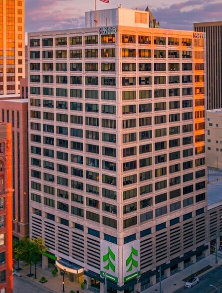 250 E Wisconsin Ave, Milwaukee, WI à louer - Photo du bâtiment - Image 2 de 24
