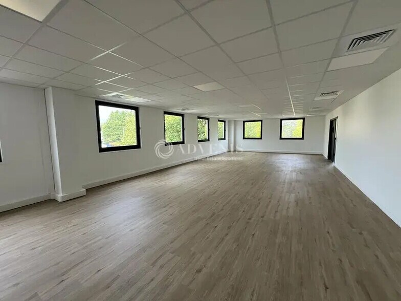 Office in Lisses for lease - Interior Photo - Image 1 of 4