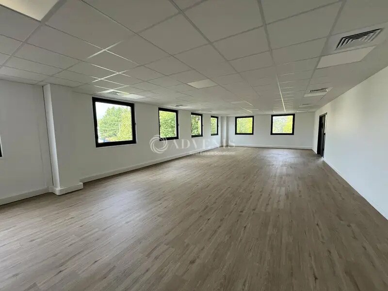 Office in Lisses for lease Interior Photo- Image 1 of 5