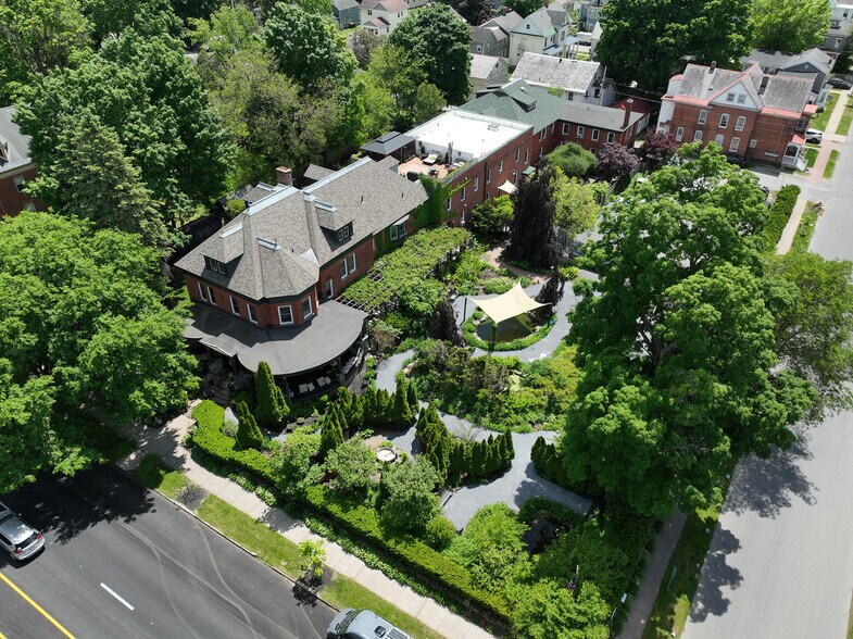 72 Union Ave, Saratoga Springs, NY à vendre - Photo du bâtiment - Image 3 de 51