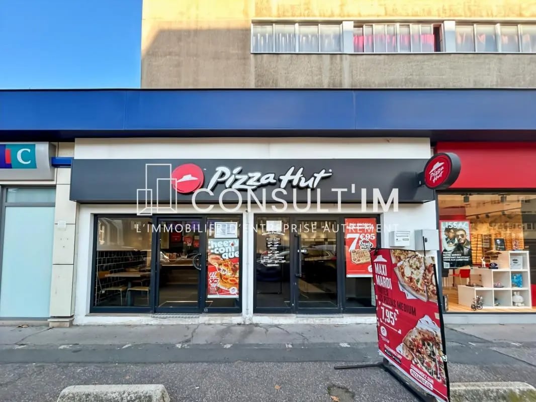 Retail in Sèvres for lease Building Photo- Image 1 of 8
