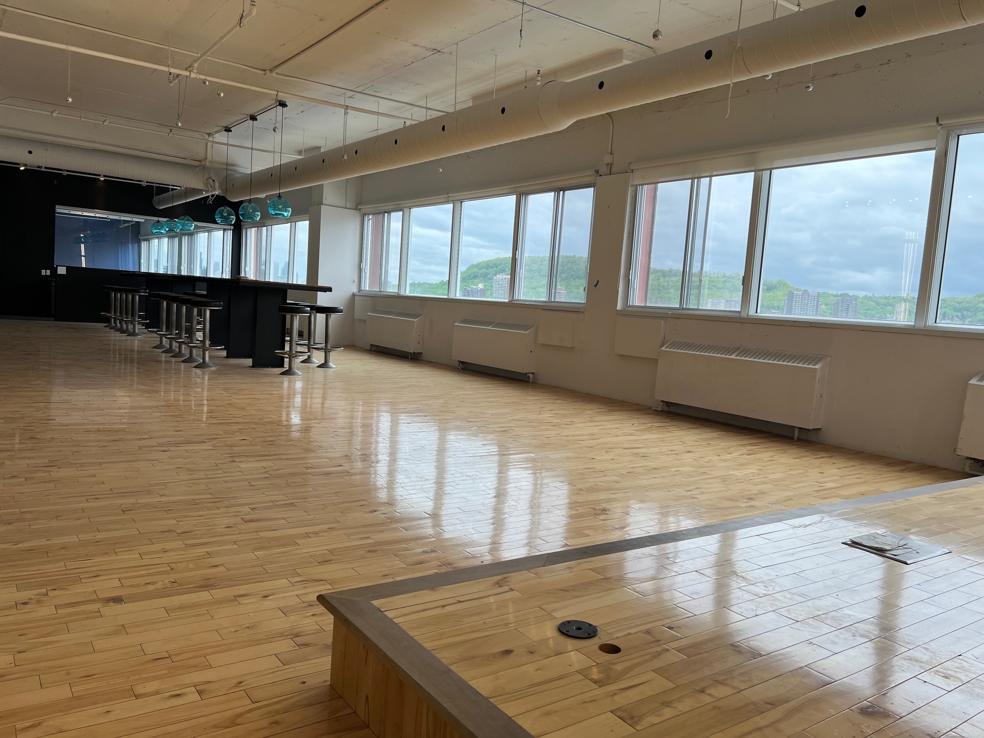 160 Rue Saint-Viateur E, Montréal, QC for lease Interior Photo- Image 1 of 7