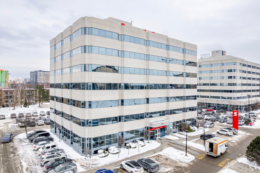 3090 Boul Le Carrefour, Laval, QC à louer - Photo du bâtiment - Image 2 de 3