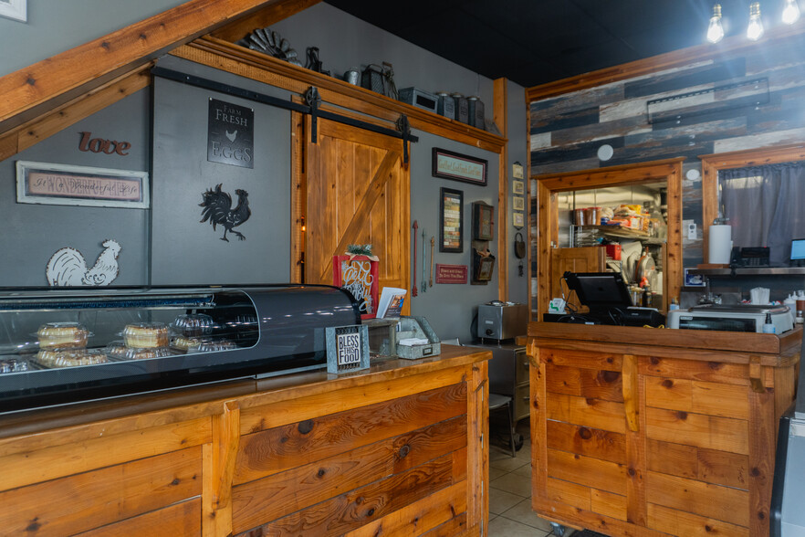 3927-3929 Ames Ave, Omaha, NE for lease - Building Photo - Image 2 of 16