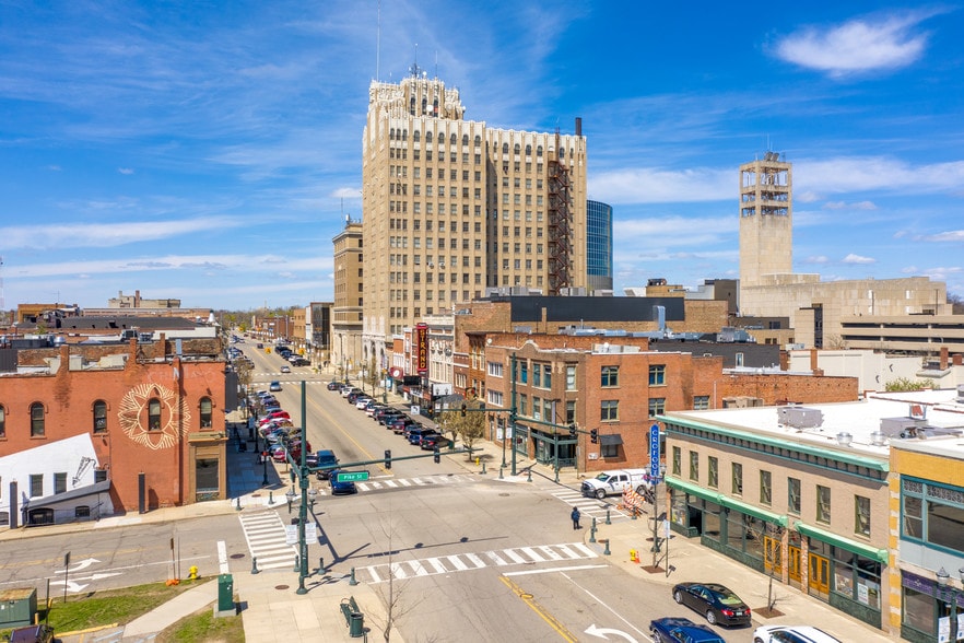 6 N Saginaw St, Pontiac, MI à vendre - Photo du bâtiment - Image 2 de 44