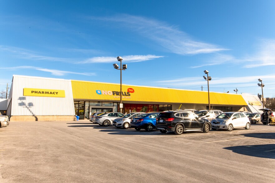 1448-1450 Lawrence Ave E, Toronto, ON à louer - Photo du bâtiment - Image 2 de 9