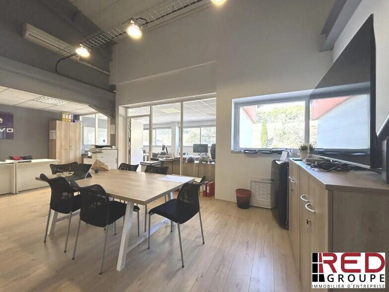 Bureau dans Le Tholonet à louer - Photo du bâtiment - Image 1 de 11