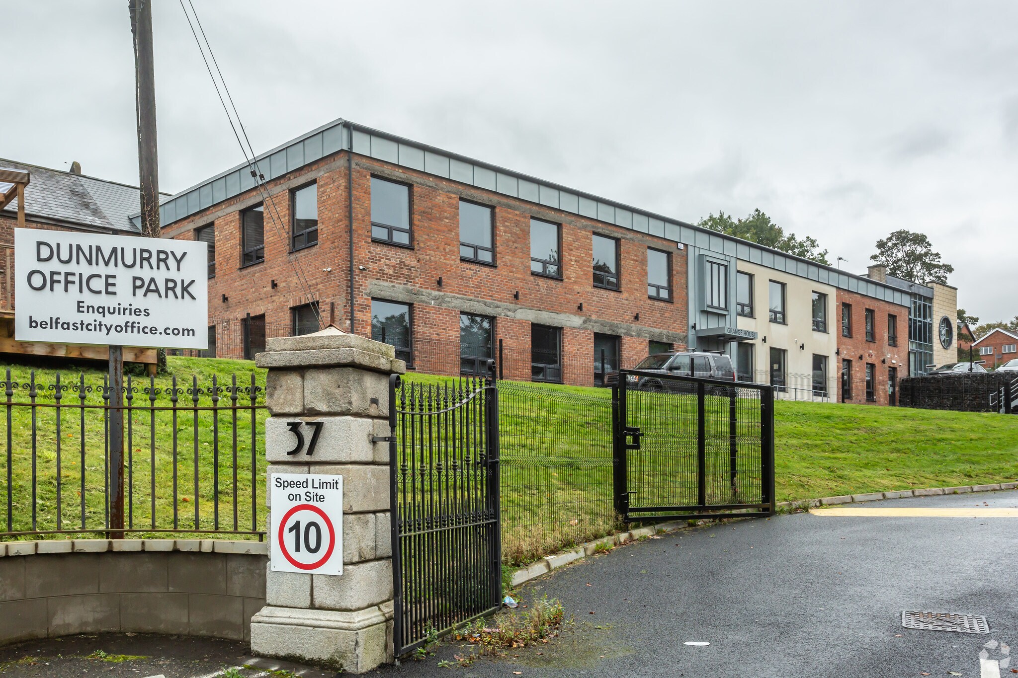 37A Upper Dunmurry Ln, Belfast à louer Photo principale- Image 1 de 2